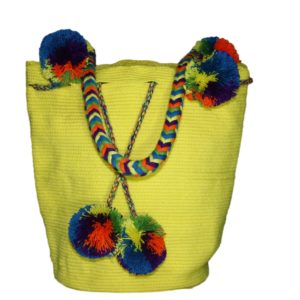 Mochila trenzada y pompones